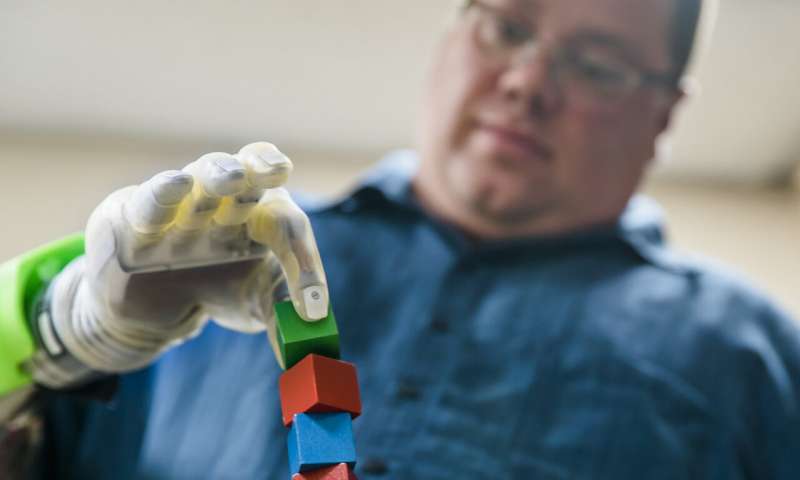 đ Tekniskt genombrott gör att en handprotes kĂ€nns och fungerar som en vanlig hand
