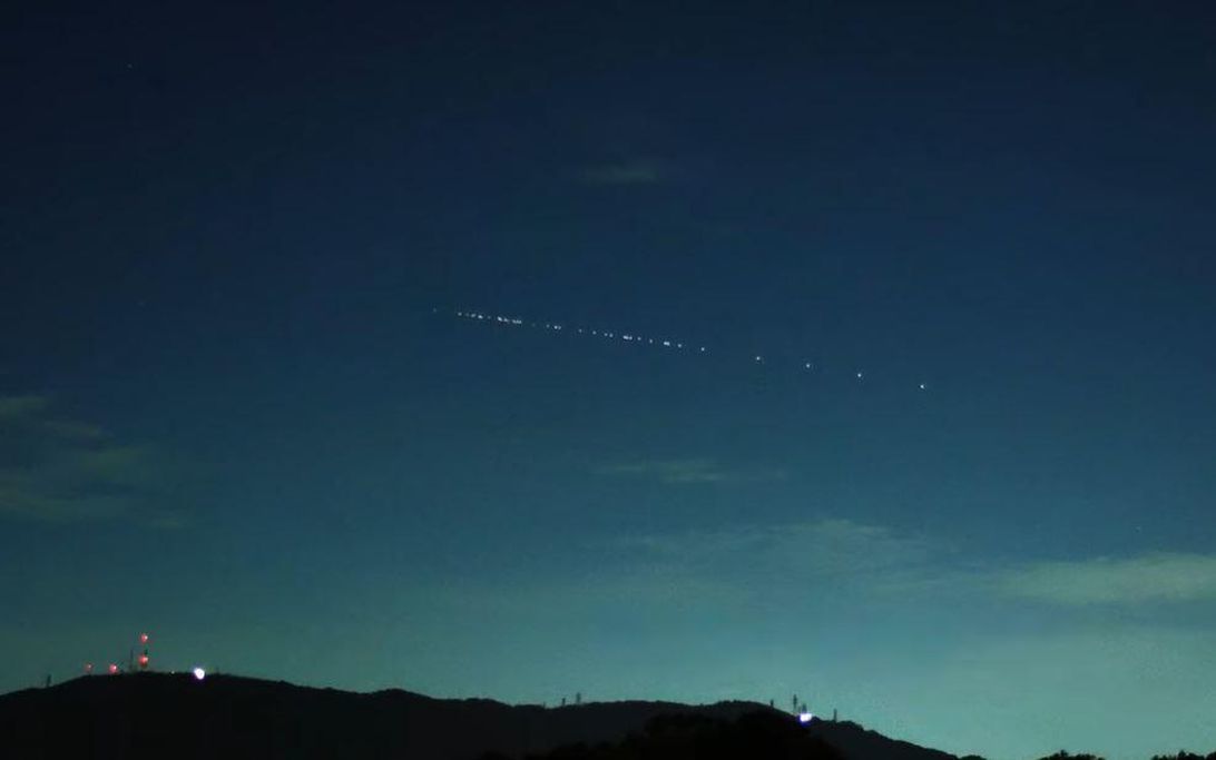 đ°ïž Se ett lĂ„ngt band av Elon Musks satelliter pĂ„ himlen ikvĂ€ll