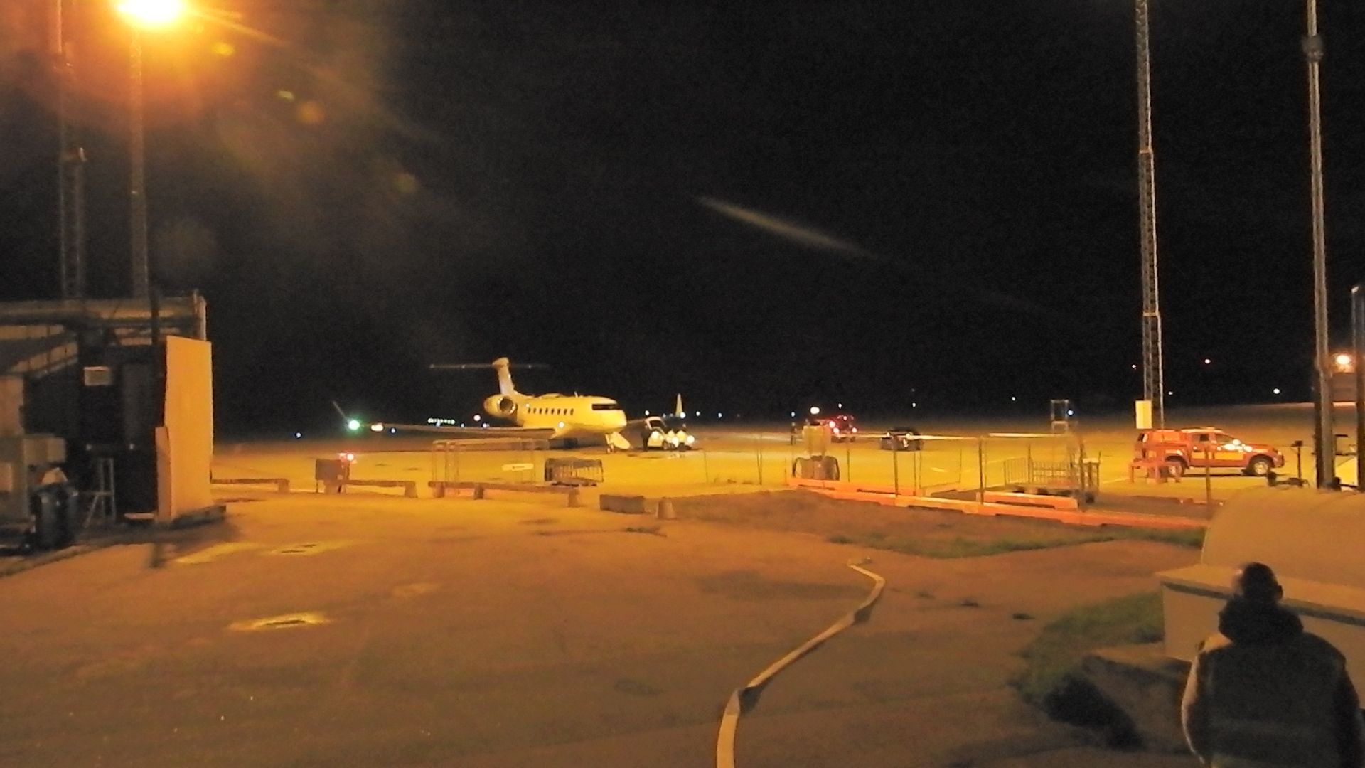 🙌 Teslafans mötte Elon Musk vid Skavsta flygplats