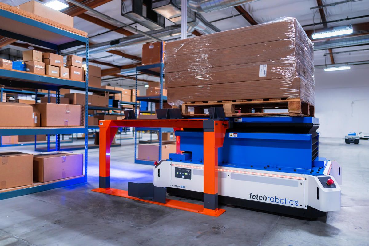 đ€ SjĂ€lvkörande robot minskar behovet av gaffeltruckar