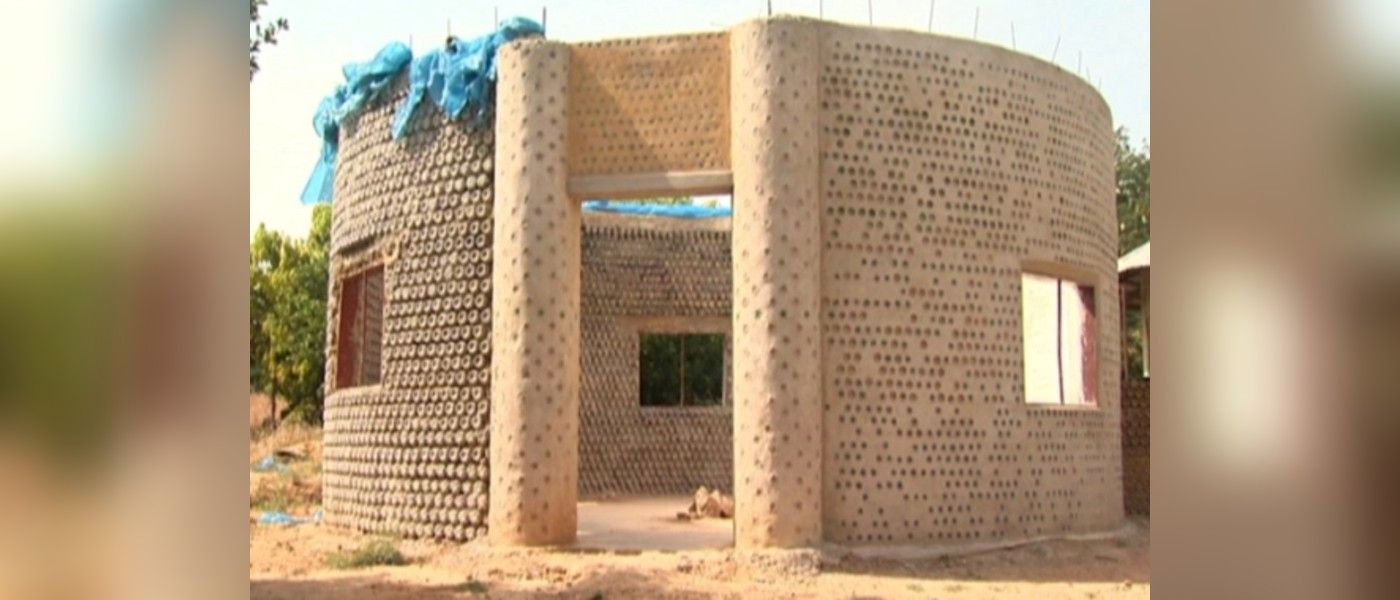 đ Hus i Nigeria byggs av plastflaskor