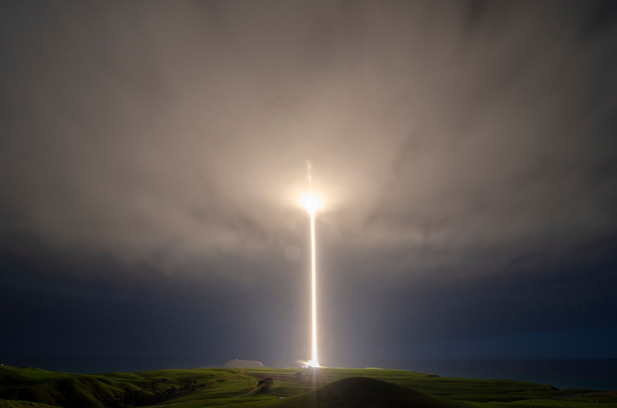 đ Rocket Lab fĂ„ngar fallande raketsteg med helikopter