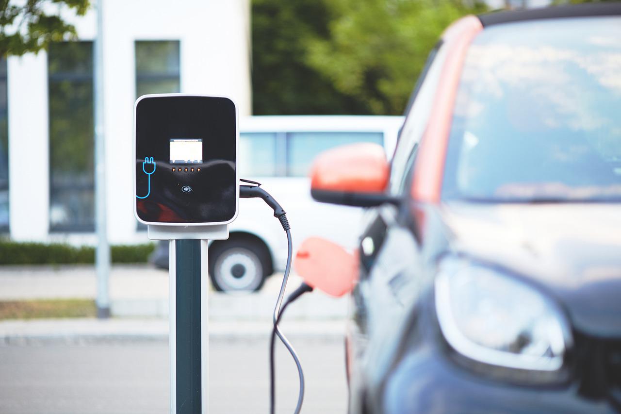 đ AI kan fĂ„ ut mer av batterierna i elbilar