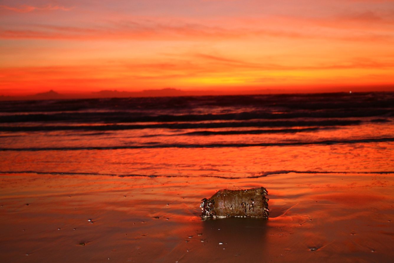 🚢 Indiska fiskare plockar upp plast som blir till värmetålig asfalt